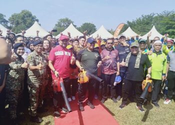 Muhammad Sanusi Md. Nor (tengah) dalam Program Gotong-Royong Perdana dan Mega Perangi Aedes di Padang Awan Taman Ria di Sungai Petani, Kedah hari ini.