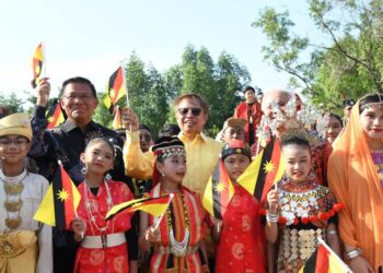ABANG Johari Tun Openg bergambar selepas upacara menaikkan bendera Sarawak, Ibu Pertiwi di Dataran Ibu Pertiwi, Petra Jaya, hari ini.