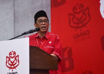 KHALED Nordin semasa merasmikan Mesyuarat Perwakilan UMNO Bahagian Gombak di Kompleks Lincah Mahaguru Omardin (KLMO) di sini hari ini. UTUSAN/M. FIRDAUS M. JOHARI