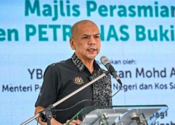 ARMIZAN Mohd. Ali semasa majlis perasmian Stesen Petronas Bukit Garam, Kinabatangan, hari ini.