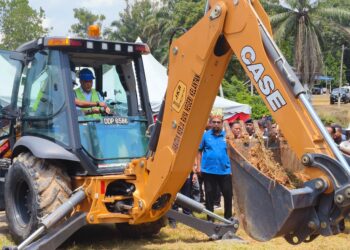 AHMAD Zahid Hamidi mengendalikan jengkaut sebagai gimik perasmian
Pecah Tanah Projek Pembinaan dan Menyiapkan Jalan Perhubungan Desa di Kuala Betis-Pos Bihai-Pos Belatim-Pos Balar-Poshau-Kuala Betis dan Projek Mengganti Jambatan Batu 6, Nenggiri di Dataran Kejat Rancangan Penempatan Semula
(RPS) Kuala Betis, Gua Musang, Kelantan hari ini-UTUSAN/YATIMIN ABDULLAH.