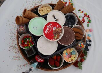 Afiqah Abdul Razak menunjukkan satu daripada set aiskrim dulang yang dijual di kedainya di Kampung Serkat, Pontian.
