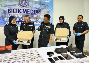 FISOL Salleh (tengah) menunjukkan pistol yang dirampas bersama barangan lain dalam sidang akhbar di Ibu Pejabat Polis Daerah (IPD)Kota Setar di Alor Setar, hari ini. -UTUSAN/ SHAHIR NOORDIN