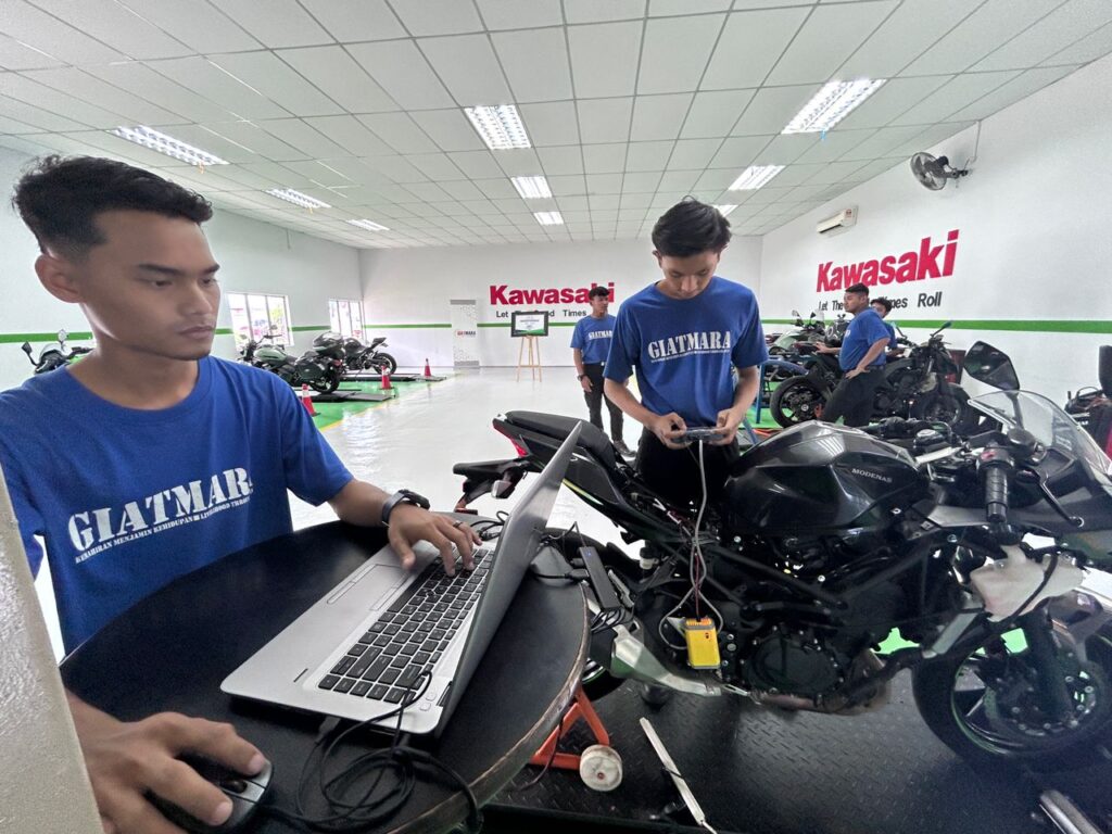 Pusat kecemerlangan industri tingkat kualiti latihan GIATMARA