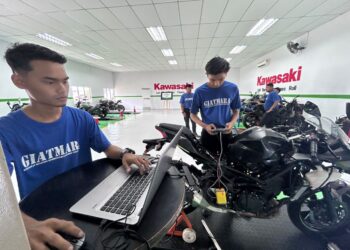 PELATIH GiatMARA membaiki motosikal berkuasa tinggi di Pusat Kecemerlangan Industri Teknologi Modenas dan Kawasaki yang diwujudkan di GiatMARA Pendang.