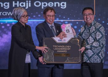 ABANG Johari Tun Openg (tengah) menerima Anugerah Kepimpinan Teknologi MBOT di Putrajaya . - UTUSAN/FAIZ ALIF ZUBIR