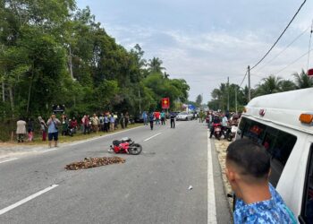 MANGSA maut di lokasi kejadian akibat cedera parah di kepala dalam kemalangan di Kampung Bongor, Jalan Baling. -IHSAN POLIS