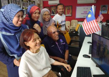 RAKYAT Johor berbilang kaum menyaksikan Istiadat Pertabalan Yang di-Pertuan Agong Sultan Ibrahim yang disiarkan secara langsung dari Istana Negara, di Taman Cempaka, Johor Bahru, hari ini.