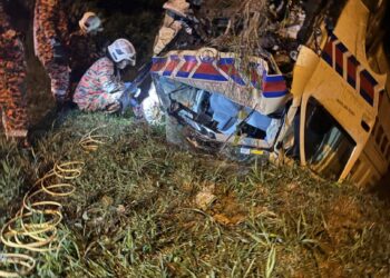 KEADAAN ambulans yang terbabas dalam parit di Tol Kamunting menghala Taman Berkat di Taiping hari ini. - UTUSAN/IHSAN JBPM