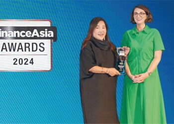 Goh Wee Peng (kiri) menerima Anugerah Impak ESG Terbesar – Institusi Kewangan Bukan Bank di Anugerah FinanceAsia 2024..
