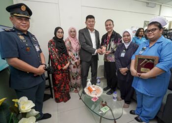 MOHD Anis Haron @ Harun (empat kanan) ketika gimik merasmikan Rumah RM1 untuk pesakit kanser di Pangsapuri Putra Harmoni, Putrajaya. - UTUSAN/FAISOL MUSTAFA