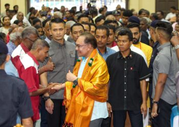 ANWAR Ibrahim disambut komuniti India pada Program Santai di Dewan Komuniti Chemor di Ipoh hari ini. - UTUSAN/MUHAMAD NAZREEN SYAH MUSTHAFA