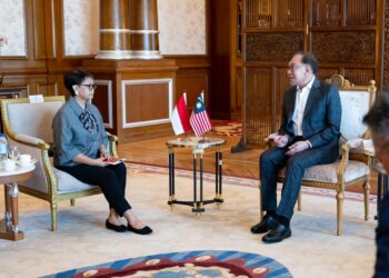 ANWAR Ibrahim (kanan) melakukan perbincangan bersama , Retno Marsudi di Perdana Putra, hari ini. -FACEBOOK/ANWAR IBRAHIM