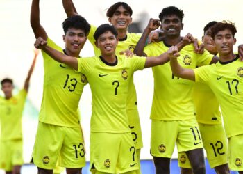 SKUAD B-19 negara berjaya bangkit daripada ketinggalan untuk mengikat Thailand 1-1 dalam aksi terakhir Kumpulan C Kejuaraan B-19 ASEAN di Stadium Gelora Bung Tomo, hari ini. - Ihsan FAM