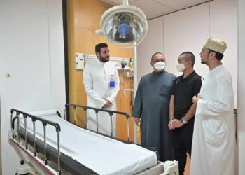 TUANKU Syed Faizuddin Putra Jamalullail (dua dari kiri) mengadakan lawatan ke Pusat Kesihatan Al-Bayt (AMC) di Menara Jam Wakaf King Abdul Aziz lil-Khadimil Haramain, Mekah, baru-baru ini.-UTUSAN