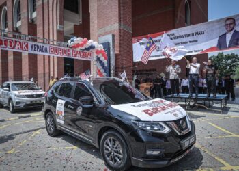 STEVEN Sim melancarkan pelepasan konvoi membabitkan 18 kenderaan yang akan menjelajah ke Hentian Rehat dan Rawat (R&R) di KESUMA, Putrajaya. - UTUSAN/FAIZ ALIF ZUBIR