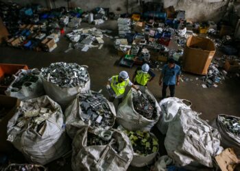 SEBAHAGIAN sisa elektronik yang diproses sebuah kilang secara haram di sebuah kawasan perindustrian di Sungai Petani. -UTUSAN/SHAHIR NOORDIN