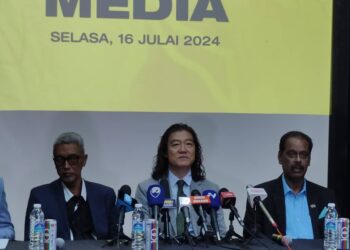 KIM Pan Gon (tengah) dalam sidang akhbar khas di Wisma FAM, hari ini.
