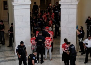 PEGAWAI polis menangkap penunjuk perasaan yang mengadakan protes menyokong rakyat Palestin di Bangunan Pejabat Cannon, sehari sebelum Netanyahu berucap di Kongres AS.- AGENSI