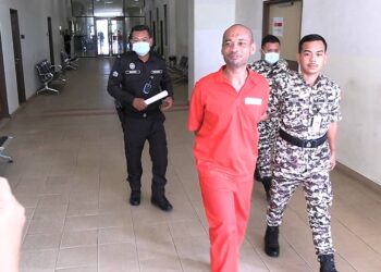 MOHAMAD Shahrul Ezwan Nordin dibawa keluar dari kamar Mahkamah Majistret Kuantan, semalam selepas mengaku bersalah atas melarikan sebuah kenderaan di stesen minyak, Jun lalu. - UTUSAN/ DIANA SURYA ABD WAHAB
