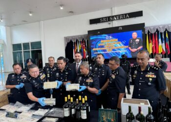 Khaw Kok Chin (dua dari kiri) menunjukkan kokain dianggarkan bernilai RM9 juta berjaya dirampas selepas menyerbu sebuah unit apartmen di Batu 5, Kuala Lumpur dalam sidang akhbar di Ibu Pejabat Polis Kontinjen (IPK) Kuala Lumpur hari ini.