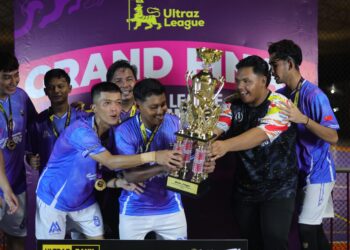 MUHAMMAD Addin Naza Ramli bersama pasukan AA Apparel yang muncul juara setelah menewaskan Tandop FC 4-3 dalam Kejohanan Futsal Ultraz di Alor Setar.