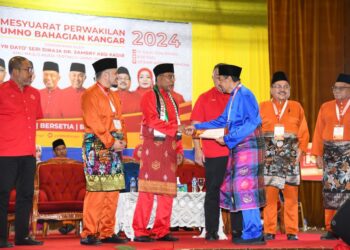 ZAMBRY Abd Kadir menyampaikan watikah pelantikan penasihat-penasihat UMNO bahagian Kangar sesi 2023-2026 sempena Mesyuarat Perwakilan UMNO Bahagian Kangar di Dewan Warisan, Kangar, Perlis hari ini.- UTUSAN/IZLIZAN OTHMAN