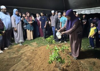 NURAIN Hasnorizal menyiram air mawar di pusara Muhammad Luth Syauqi yang dikebumikan bersebelahan seorang lagi anaknya di Tanah Perkuburan Islam Kampung Banggol Berangan, Baling.