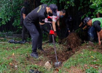 ONN HAFIZ Ghazi (kiri) turut menyertai program membersihkan longkang dan parit di sekitar Johor Bahru, baru-baru ini.