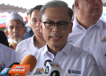 FAHMI Fadzil ditemui pemberita pada Pelancaran Perkhidmatan 
Pintar Nadi di Kampung Dato’ Ahmad Said Tambahan  di Ipoh hari ini.  - FOTO/ZULFACHRI ZULKIFLI