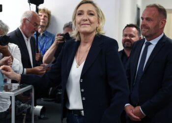 MARINE Le Pen membuang undi di sebuah pusat mengundi di Henin Beaumount, pada Ahad.- AGENSI
