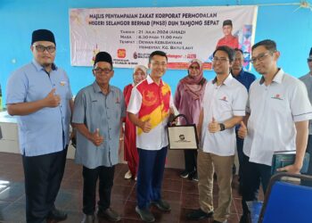 BORHAN Aman Shah (tiga dari kiri) menerima cenderamata pada program serahan sumbangan zakat korporat di Sepang, Selangor. - UTUSAN/AMREE AHMAD
