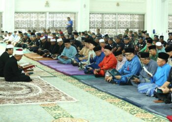 MAJLIS Bacaan Yasin dan Tahlil sempena Sambutan Hari Pahlawan Negeri Perak di Masjid Sultan Idris Shah II, Ipoh hari ini. - UTUSAN/MUHAMAD NAZREEN SYAH MUSTHAFA