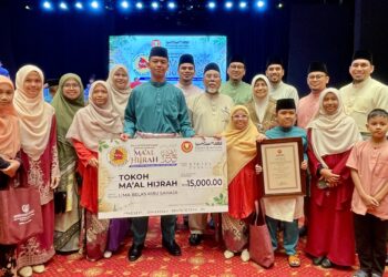 TAIB Azamudden Md. Taib (tengah) di samping ahli keluarga selepas menerima anugerah Tokoh Maal Hijrah pada Majlis Perhimpunan Sambutan Maal Hijrah, Peringkat Negeri Kedah 1446H di Dewan Seri Negeri, Wisma Darul Aman di Alor Setar. -UTUSAN/JAMLIAH ABDULLAH