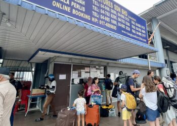 PELANCONG yang terkandas akibat ketiadaan feri ke Pulau Langkawi disebabkan trip perjalanan yang dibatalkan kerana cuaca buruk di Kuala Kedah, Alor Setar. -UTUSAN/ JAMLIAH ABDULLAH