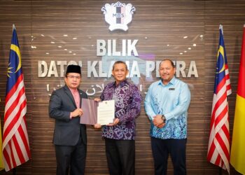 AMINUDDIN Harun (tengah) menyerahkan surat pelantikan sebagai Pengarah JHEAINS kepada Mohd. Asri berkuatkuasa  22 Julai ini.