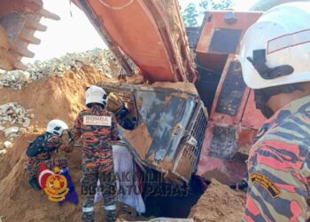 ANGGOTA Bomba dan Penyelamat Batu Pahat melakukan kerja-kerja mengeluarkan mangsa yang tertimbus bersama excavator dalam kejadian di sebuah kuari di Simpang Kanan, Batu Pahat.