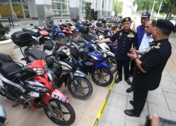 AEDY (kiri) diberi penerangan mengenai Ops PeWA yang dilaksanakan di sekitar Putrajaya.
