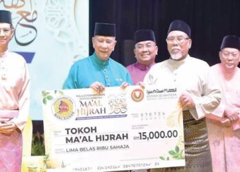 SULTAN Sallehuddin Sultan Badlishah menyampaikan anugerah Tokoh Maal Hijrah kepada Taib Azamudden Md. Taib di Dewan Seri Negeri, Wisma Darul Aman, Alor Setar, semalam. – IHSAN UPDA