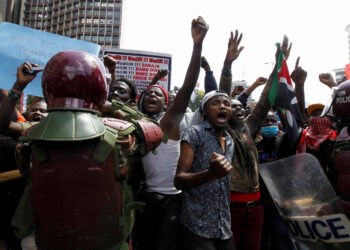 POLIS Kenya mengawal kumpulan penunjuk perasaan yang berhimpun menentang cadangan pengenalan cukai baharu di Nairobi.- AGENSI
