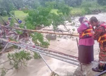 PASUKAN bomba menyelamatkan mangsa yang terperangkap dalam kejadian kepala air di sungai berhampiran Kolam Batu Gajah, Kampung Longob, Kota Marudu, Sabah semalam. – IHSAN BOMBA