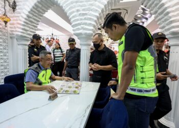 Pengarah Kementerian Perdagangan Dalam Negeri Dan Kos Sara Hidup Wilayah Persekutuan Kuala Lumpur, Mohd Sabri Seman (kiri) bersama pegawai penguat kuasa melakukan pemeriksaan pematuhan restoran dalam Ops Menu 2024 di restoran dan kedai makan sekitar Bukit Bintang di sini, hari ini. GAMBAR: FARIZ RUSADIO / PEMBERITA: HANIS / HIDAYAH