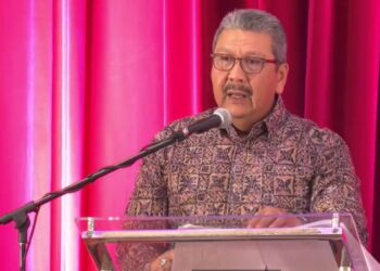 WAN Ahmad Dahlan Abdul Aziz sewaktu berucap pada Program Perjumpaan Ketua Pengarah Perkhidmatan Awam Dengan Penjawat Awam Negeri Sembilan di Dewan Majlis Bandaraya Seremban, Seremban hari ini.