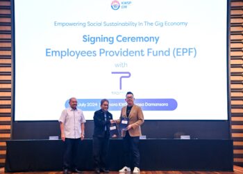 Joshua Tan (kanan), Sazaliza Zainuddin menunjukkan Memorandum Persefahaman (MoU) yang ditandatangani antara Troopers Sdn. Bhd. dan  Kumpulan Wang Simpanan Pekerja (KWSP) sambil disaksikan oleh Mohd. Rodzi Abu Bakar di Menara KWSP, Kwasa Damansara.