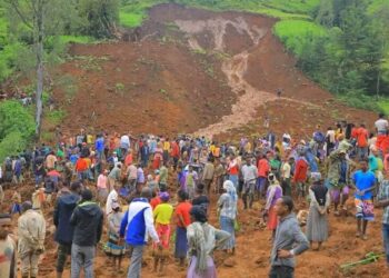 SETAKAT ini pihak berkuasa menemukan 157 mayat dari dua kampung dan jumlah korban dijangka meningkat.- AGENSI