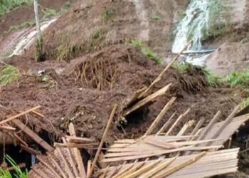 LUMPUR tebal yang melitupi jalan raya dan hujan berterusan menyukarkan penyelamat sampai ke tempat kejadian.- AGENSI