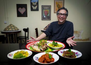 TENG Wee Jeh bersama sebahagian hidangan di restoran miliknya.