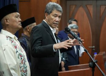 MOHAMAD Hasan pada sidang akhbar selepas perjumpaan bersama Persatuan Ibu Bapa Pelajar Bangladesh Malaysia di Wisma Putra, Putrajaya. - UTUSAN/FAISOL MUSTAFA