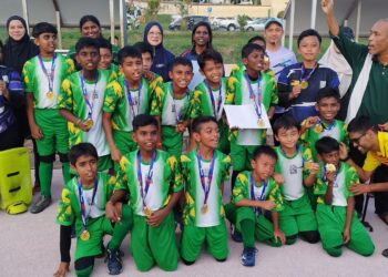 NORAINI Md. Din (belakang lima dari kiri) dan E. Margerat (belakang enam dari kiri) meraikan kejayaan pasukan hoki SK St. Paul yangmempertahankan gelaran juara Kejohanan Hoki Bawah 12 tahun MSSD Seremban 1 2024 di Seremban semalam.-UTUSAN/NAZARUDIN SHAHARI.