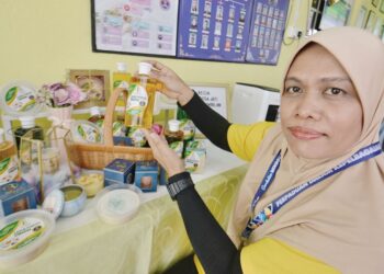 DR. SALIZA Mohd. Elias menunjukkan antara produk inovasi daripada minyak masak terpakai yang dihasilkan ahli komuniti Kawasan Rukun Tetangga (KRT) Taman Desa Jati, Nilai, Seremban, Negeri Sembilan.